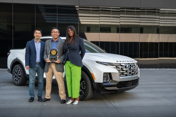 Hyubdai recieving award