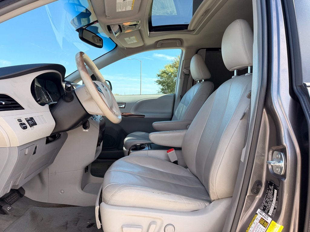 2014 Toyota Sienna XLE 8 Passenger