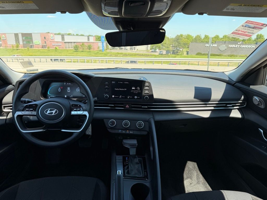2025 Hyundai ELANTRA SE