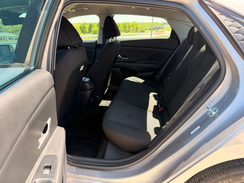 2025 Hyundai ELANTRA SE