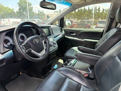2017 Toyota Sienna SE Premium 8 Passenger