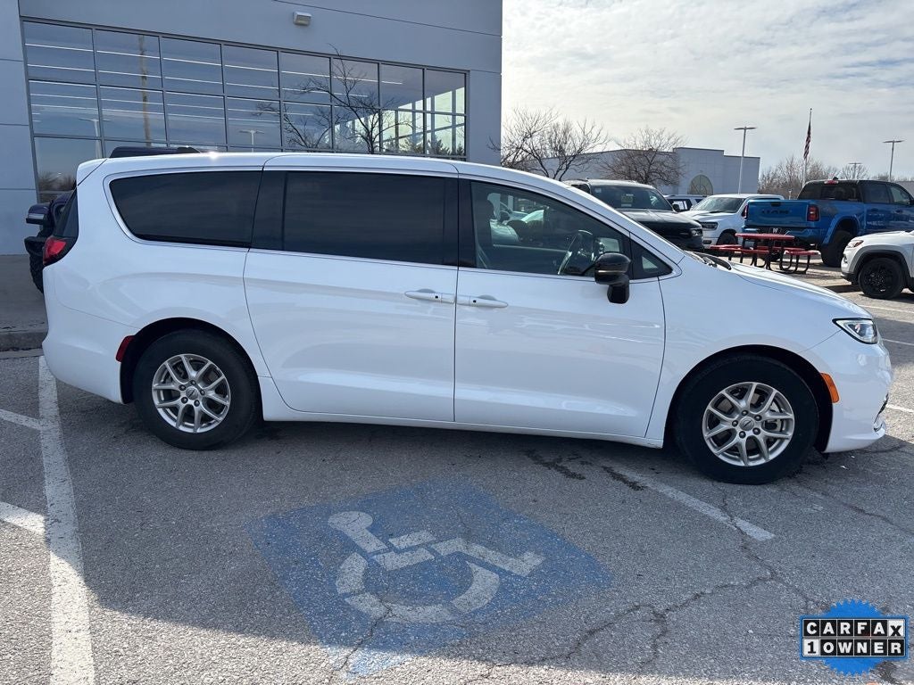 2025 Chrysler Pacifica Select