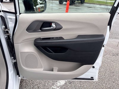 2024 Chrysler Pacifica Hybrid Select