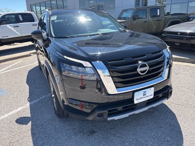 2025 Nissan Pathfinder SL