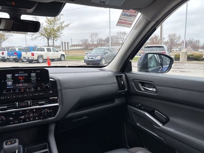 2025 Nissan Pathfinder SL