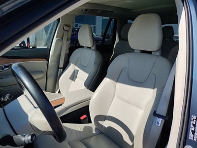 2022 Volvo XC90 T6 Momentum