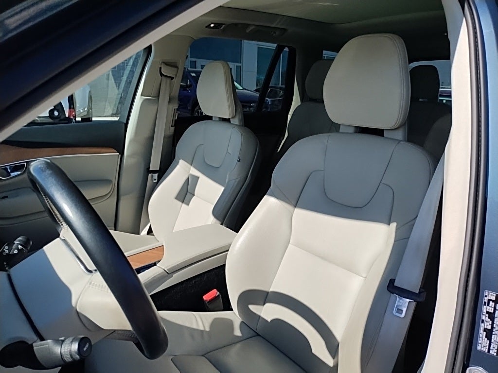 2022 Volvo XC90 T6 Momentum