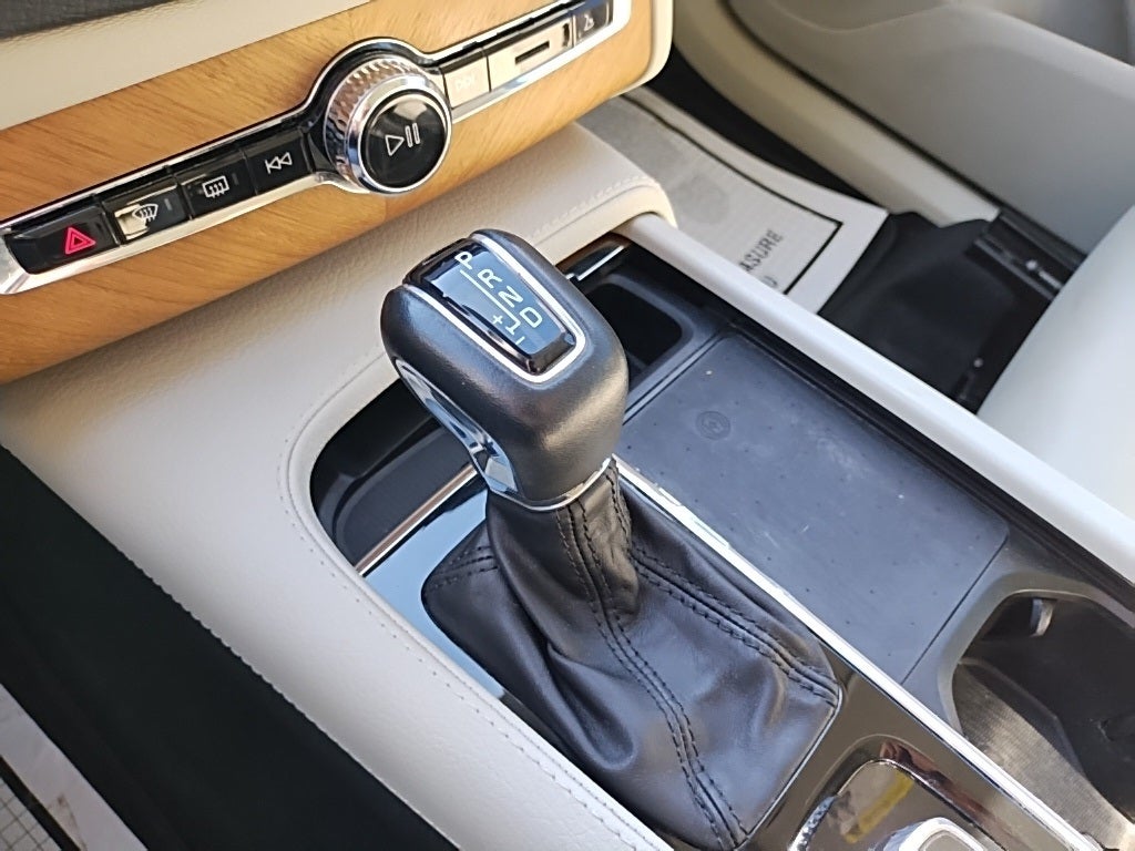 2022 Volvo XC90 T6 Momentum