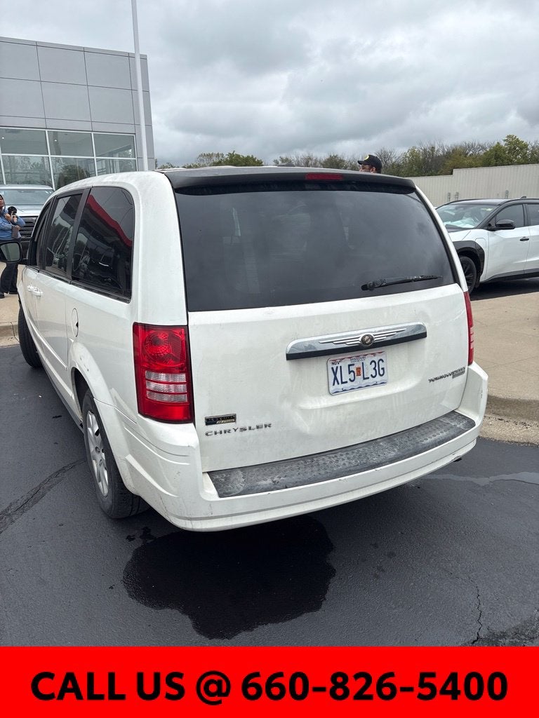 2010 Chrysler Town & Country LX